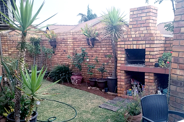 Elegant free-standing home with pool for sale, Johannesburg